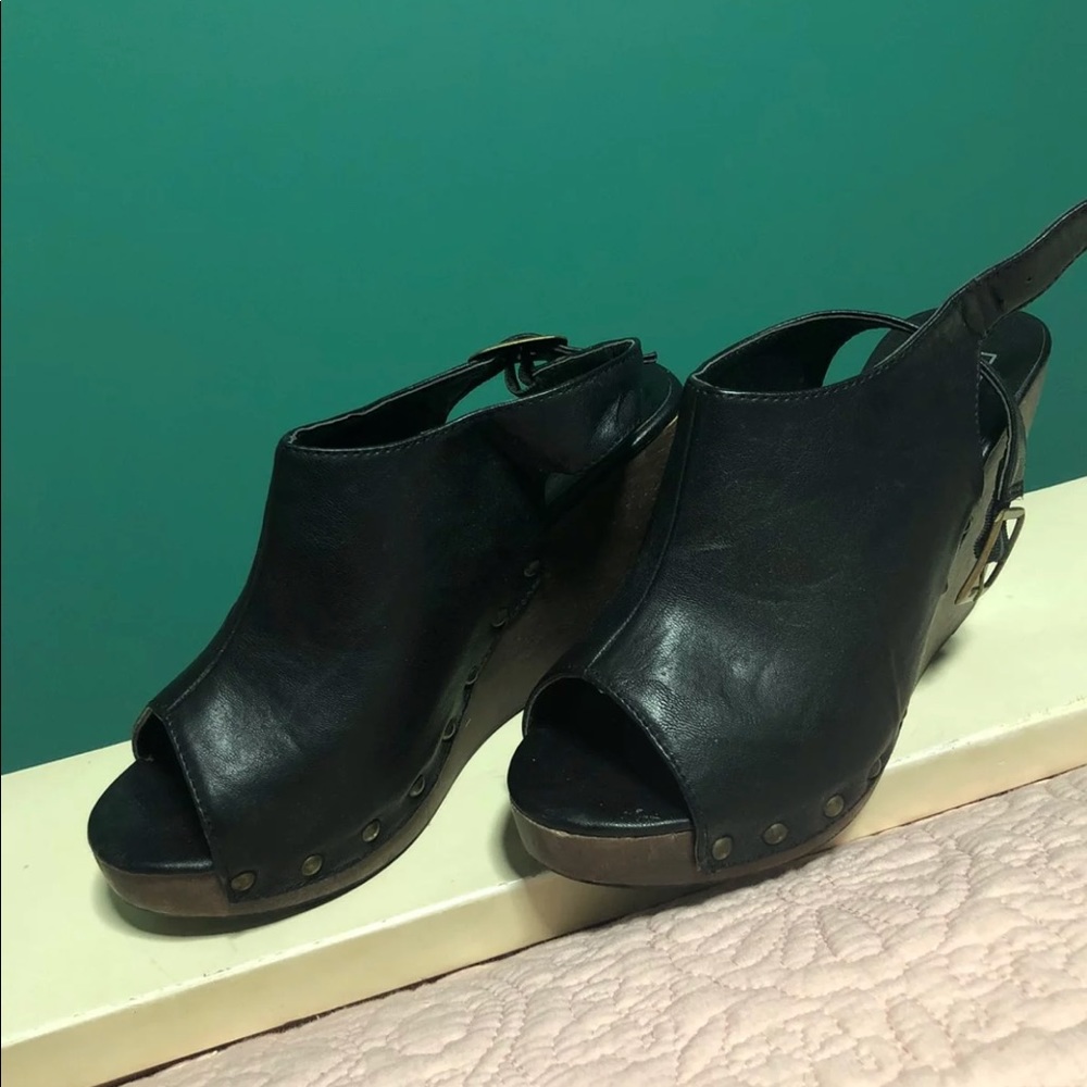 Black wedges